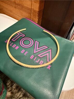 TOVA - Helly Choker in Fairy Dust in the color Peachfuzz